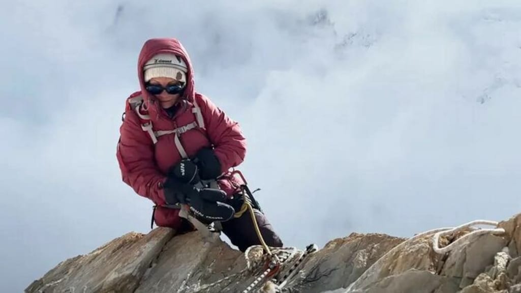 Bergbeklimmer 12 dagen met gebroken been vast op berg: reddingspoging gestaakt