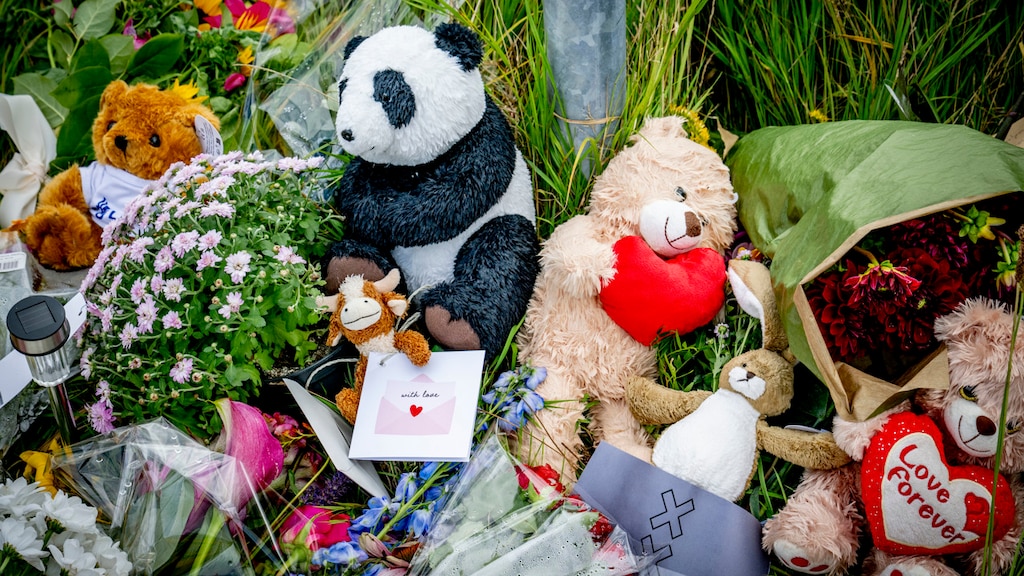 Bloemen en knuffels op de plek waar Lisa werd gevonden.