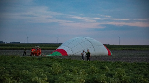 Gewonde na harde landing luchtballon in weiland bij Veendam: 'Niet goed uitgepakt'