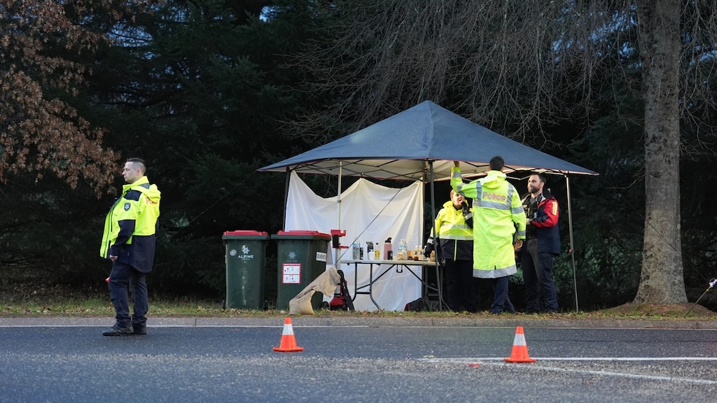 Politieagenten patrouilleren bij Porepunkah.