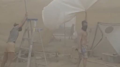 Wind en flinke zandstorm bij opening Burning Man VS, tenten weggewaaid