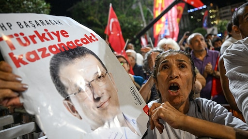 Utrechtse burgemeester Dijksma in Istanbul bij protest voor Imamoglu