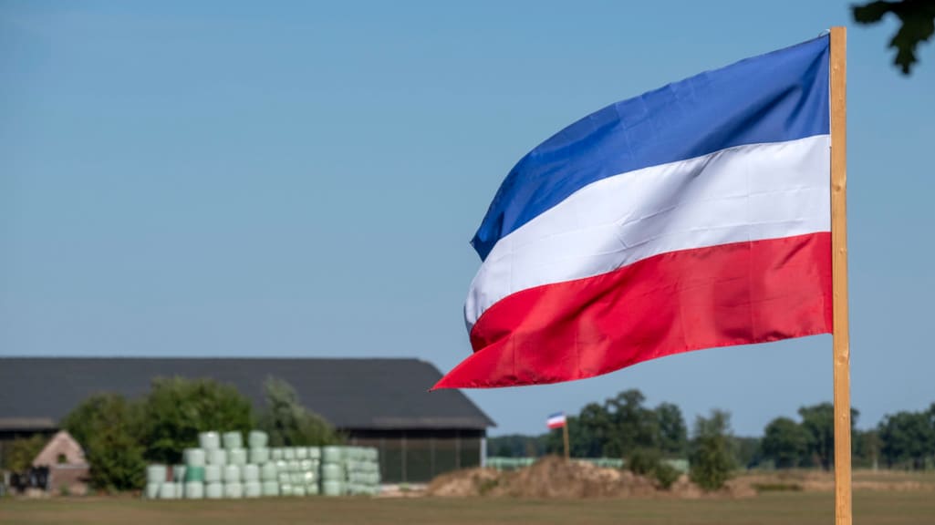 De Nederlandse vlag werd een paar jaar geleden vaak ondersteboven gehangen als onderdeel van het boerenprotest.
