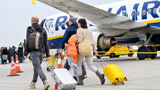 Ryanair-personeel verdient meer geld als ze passagiers betrappen met te grote tassen