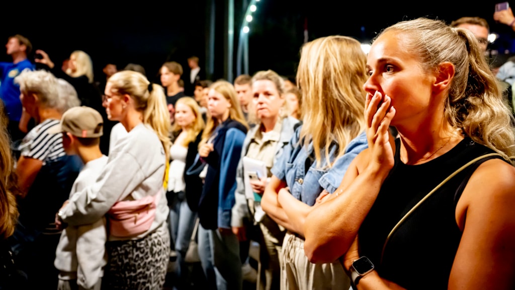 Bezoekers houden op de eerste avond van de feestweek in Abcoude een minuut stilte voor de vorige week omgekomen dorpsgenoot Lisa.