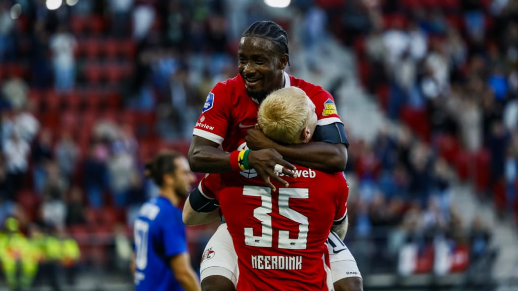Sadiq en Meerdink vieren de 3-0.