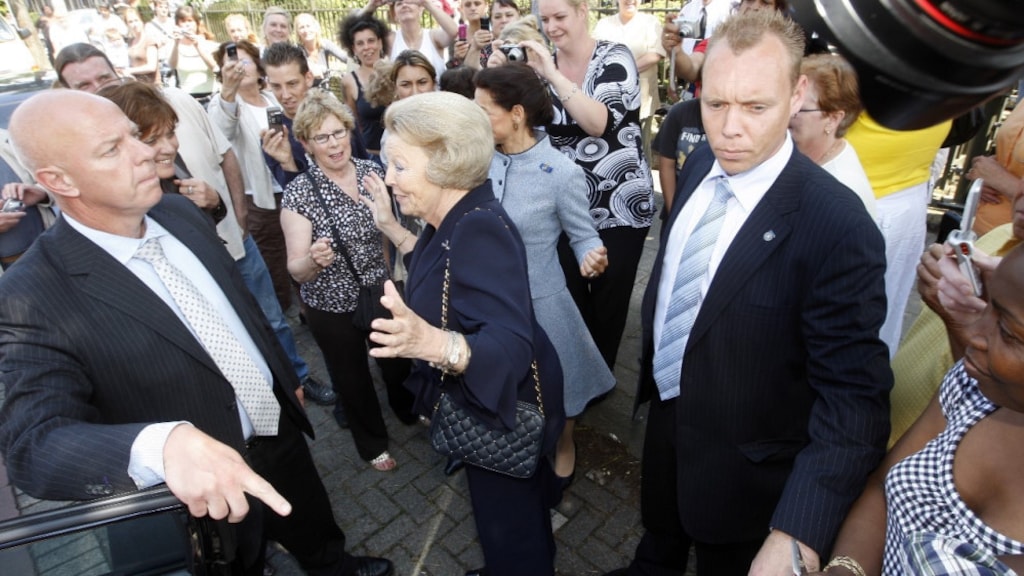 Ivo Recourt (rechts) in 2008 toen Beatrix op werkbezoek ging in Eindhoven.