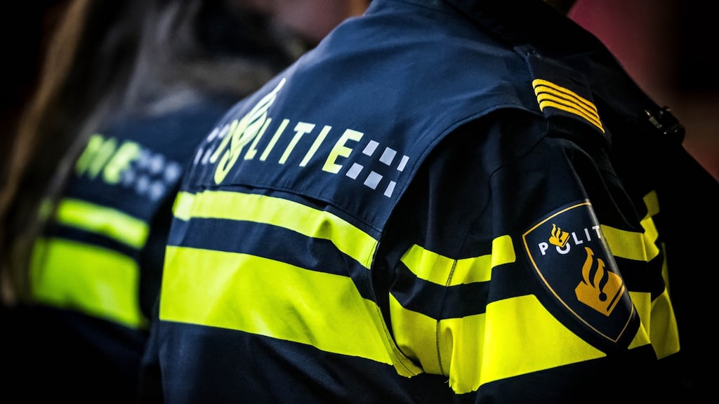 Man (25) aangehouden voor 'mishandelen en aanranden' agenten in Amsterdam