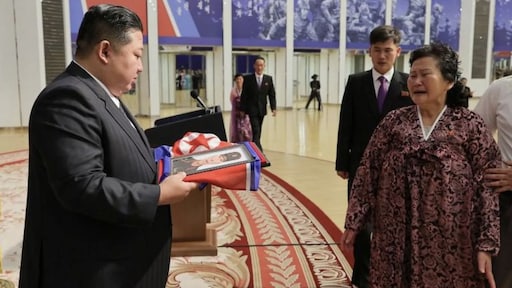 Kim Jong-un ontmoet nabestaanden van soldaten die sneuvelden in oorlog met Oekraïne