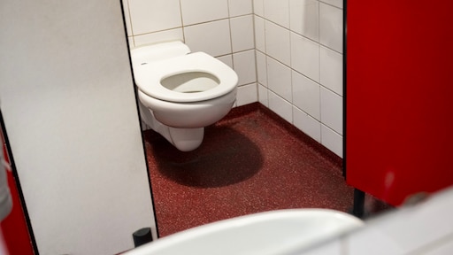 'Te weinig toiletten op middelbare scholen: geur en geluid hebben vrij spel'