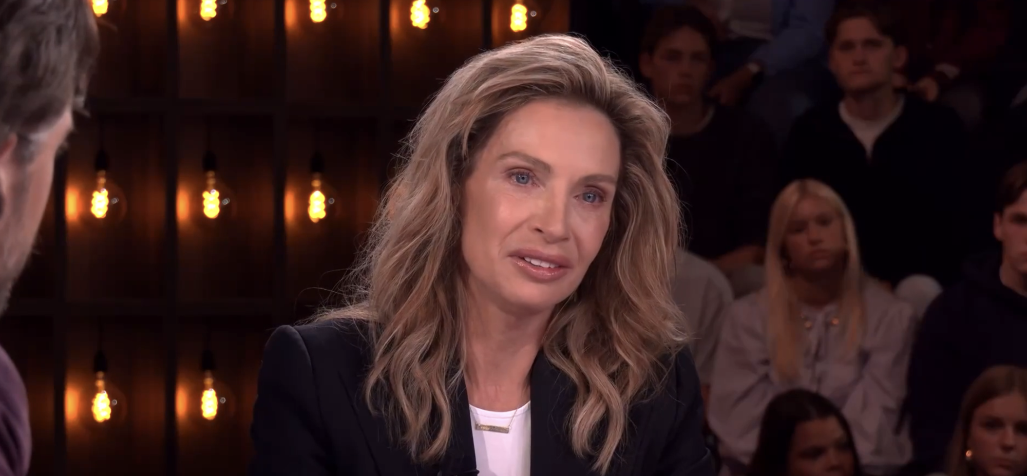 Geëmotioneerde Astrid Holleeder doet haar verhaal: 'Heb Willem aanbeden'