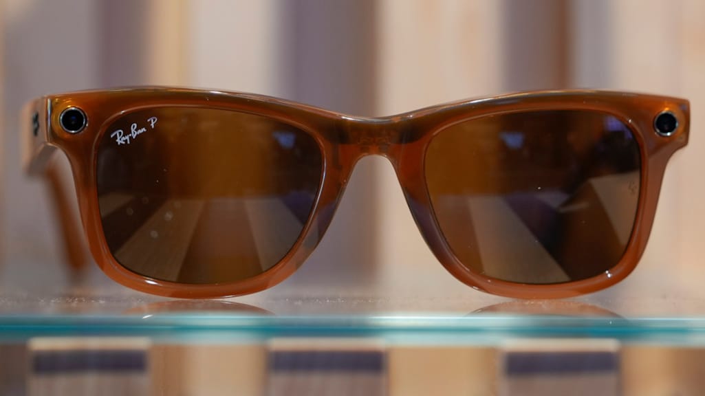 De Meta Glasses, in de hoek van de bril zie je een camera.