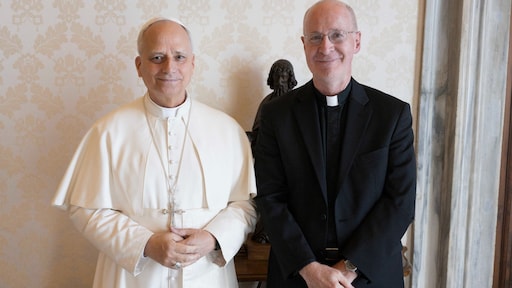 Paus Leo XIV ontvangt priester die zich inzet voor lhbti-ers