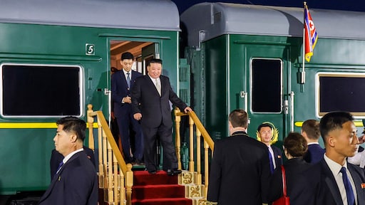Dit is de zwaarbeveiligde trein van Kim Jong-un: 'Traagrijdend fort'