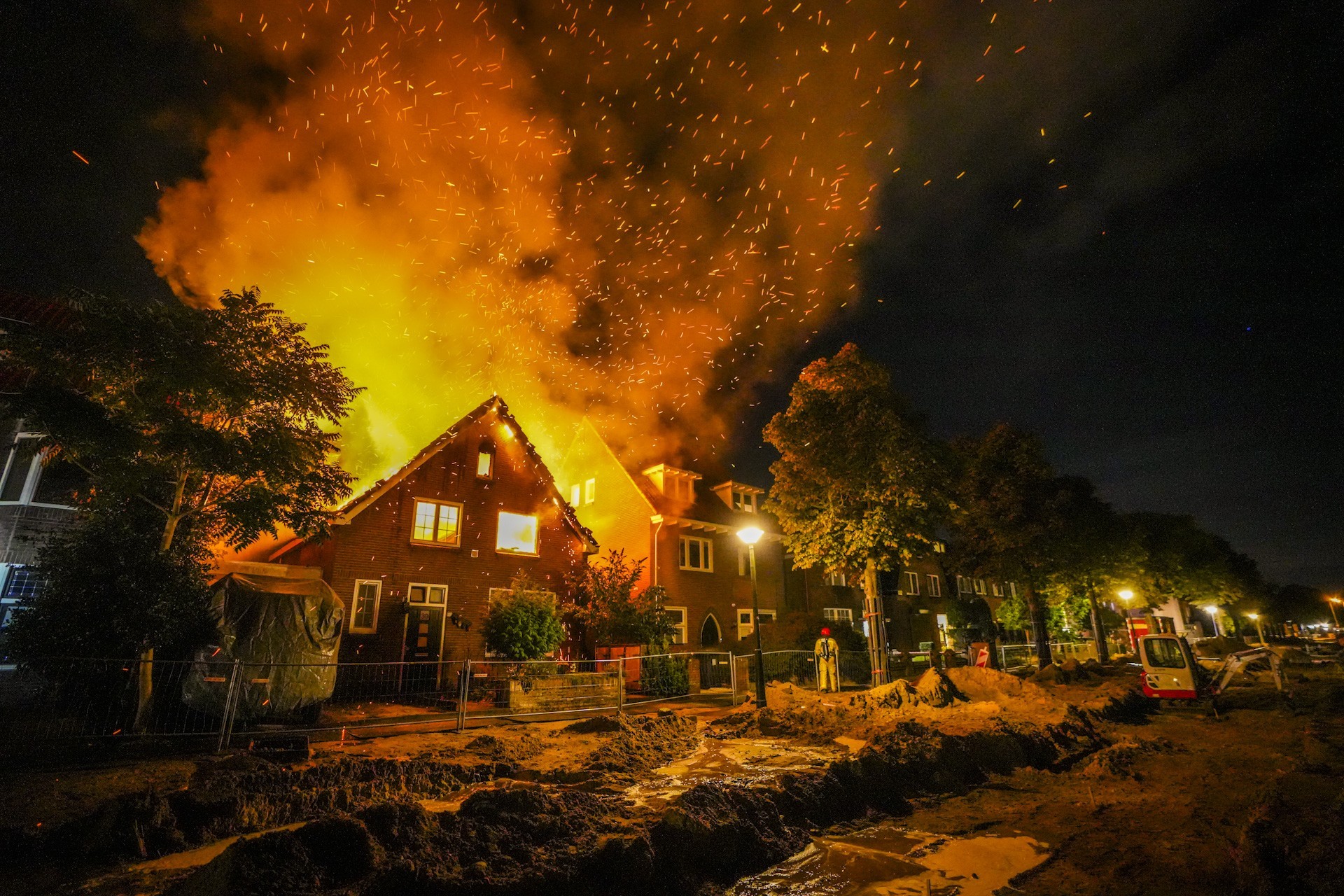 De woning stond volledig in brand.