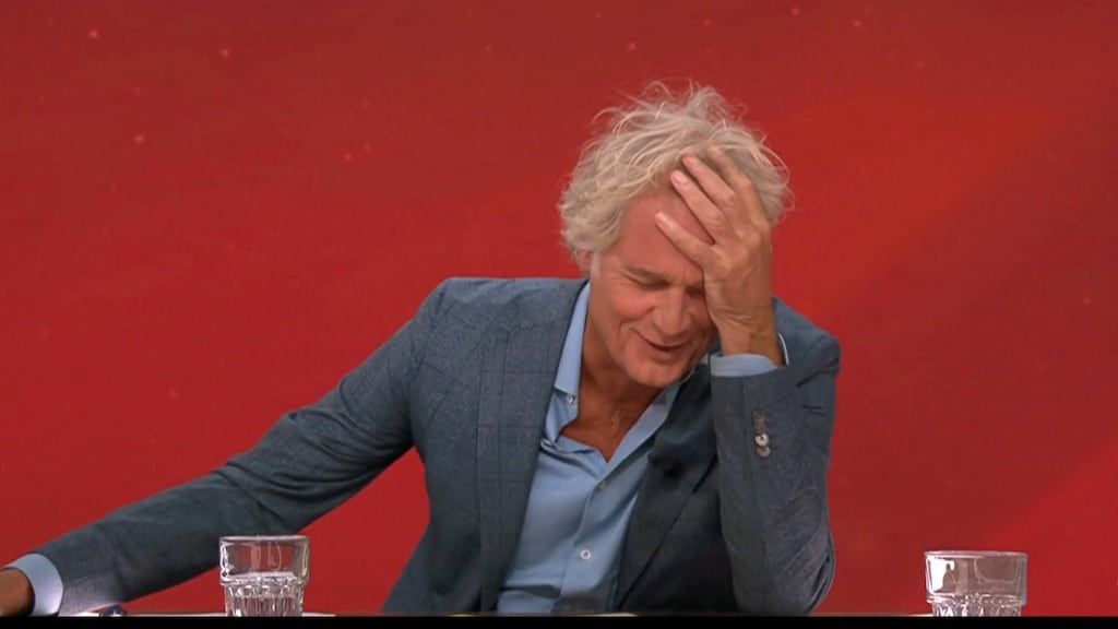 Verspreking Jeroen Pauw in Pauw & De Wit zorgt voor hilariteit: 'Oh, sorry'