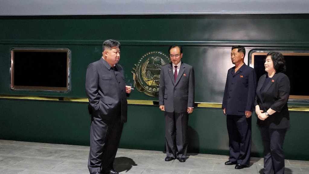 Kim Jong-un neemt een rookpauze op zijn treinreis naar Vietnam in 2019.