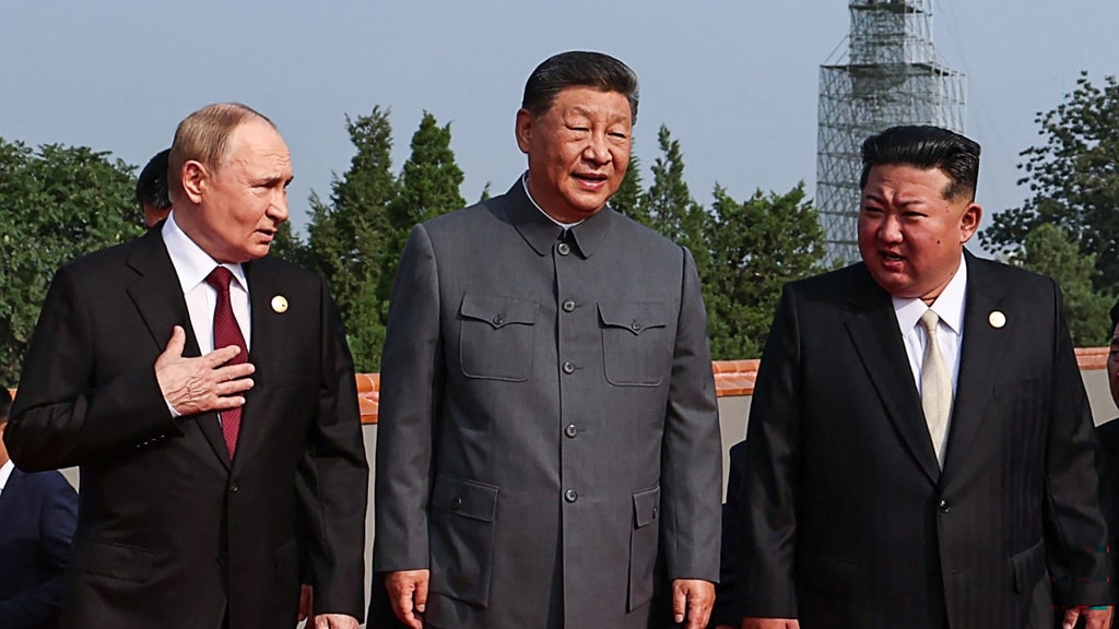 Xi, Poetin en Kim kijken samen naar militaire parade in Peking