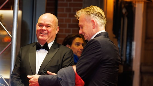 Paul de Leeuw stapt na 25 jaar in het huwelijksbootje met zijn grote liefde: 'Ongelooflijk'