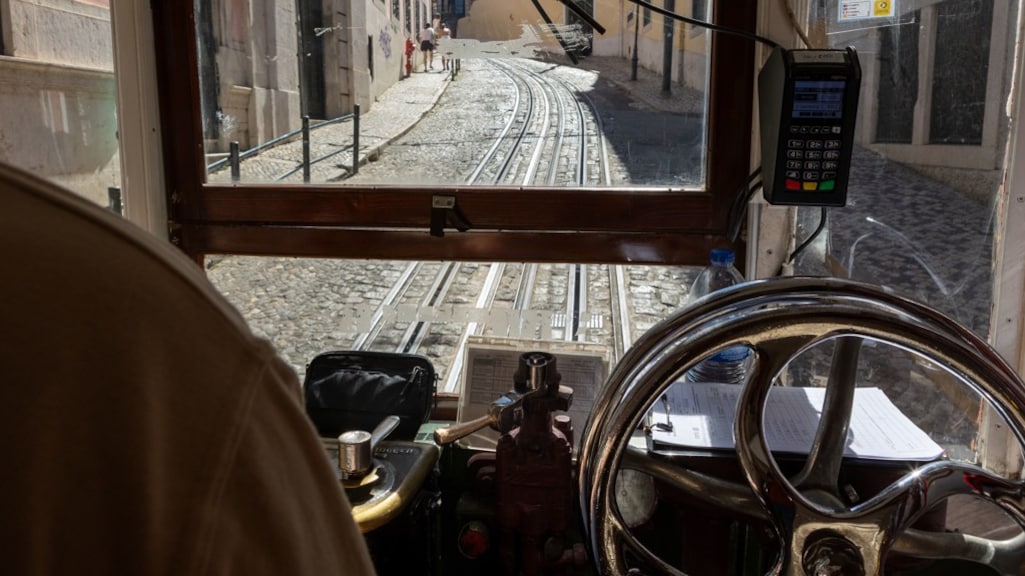 Het interieur van de tram.