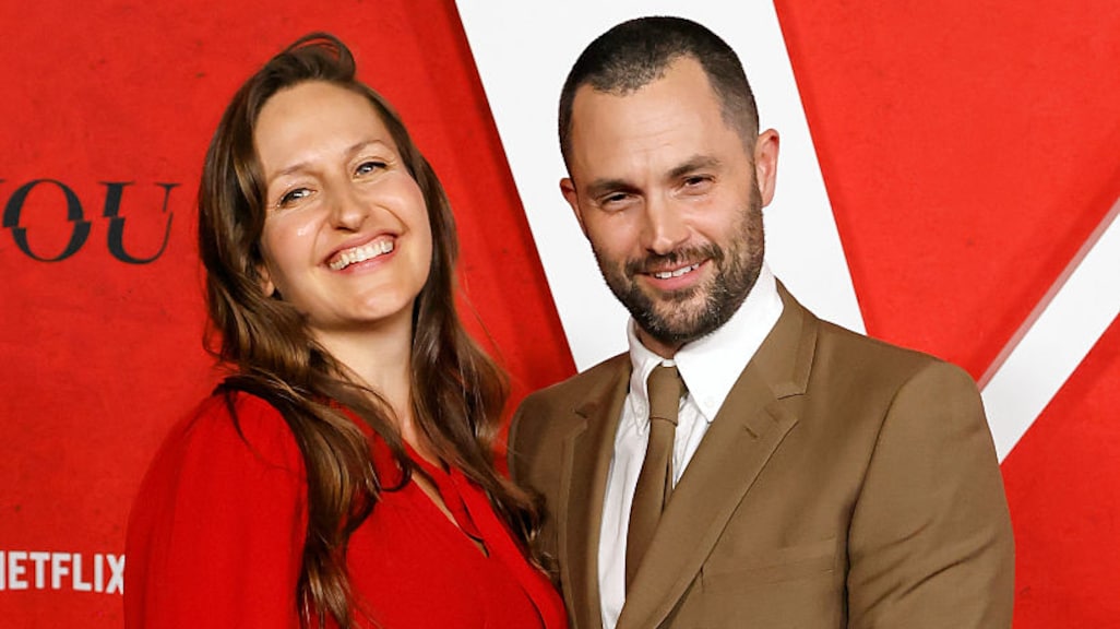 You-acteur Penn Badgley en Domino Kirke verwelkomen tweeling