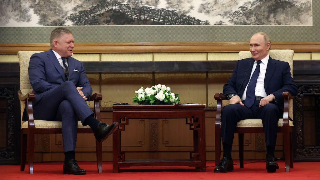 Fico kreeg van Poetin een warme welkom in Beijing. Fico riep op om de relaties tussen de landen te normaliseren.