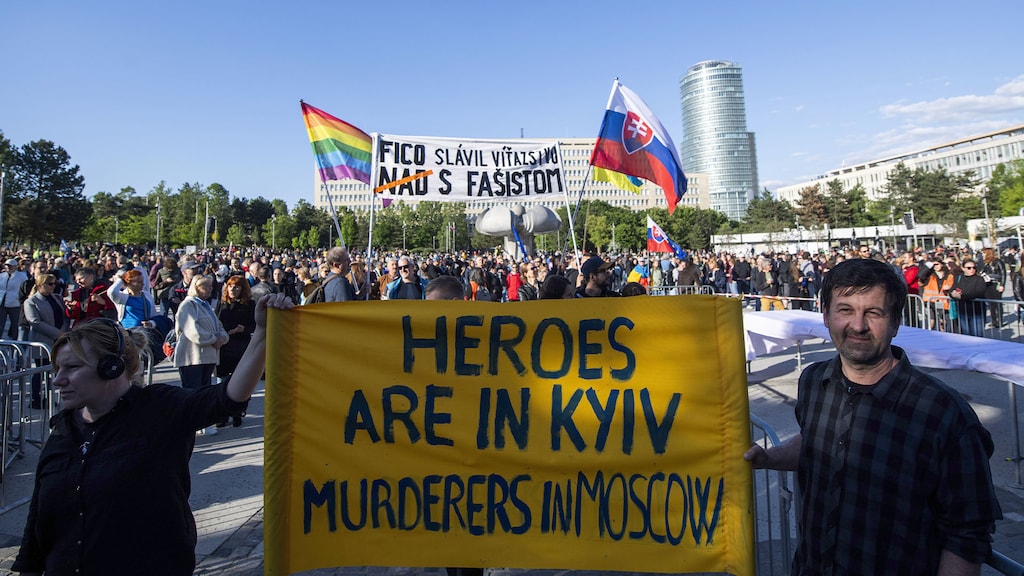 Tussen december 2024 en mei 2025 gingen duizenden mensen de straat op tegen Fico's pro-Russische koers