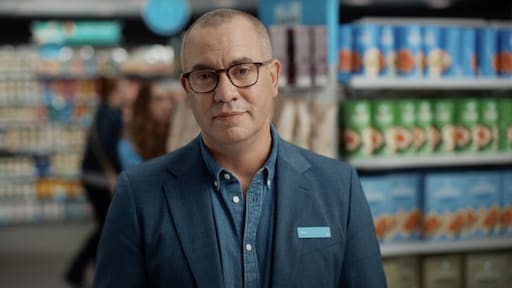 Albert Heijn verwelkomt Jeroen van Koningsbrugge als nieuwe 'supermarktmanager' in reclames