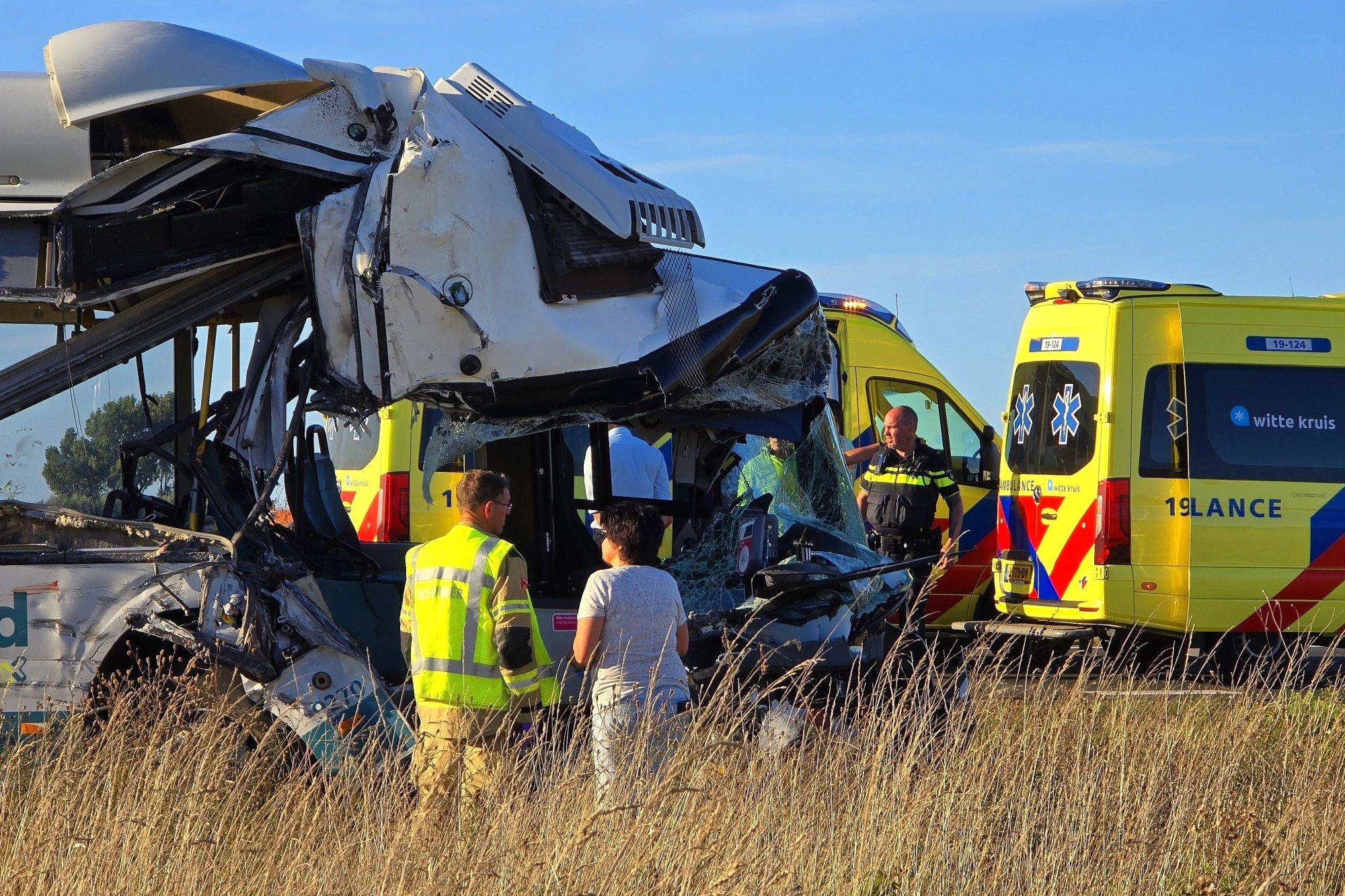 Vier passagiers naar ziekenhuis na botsing tussen lijnbus en vrachtwagen