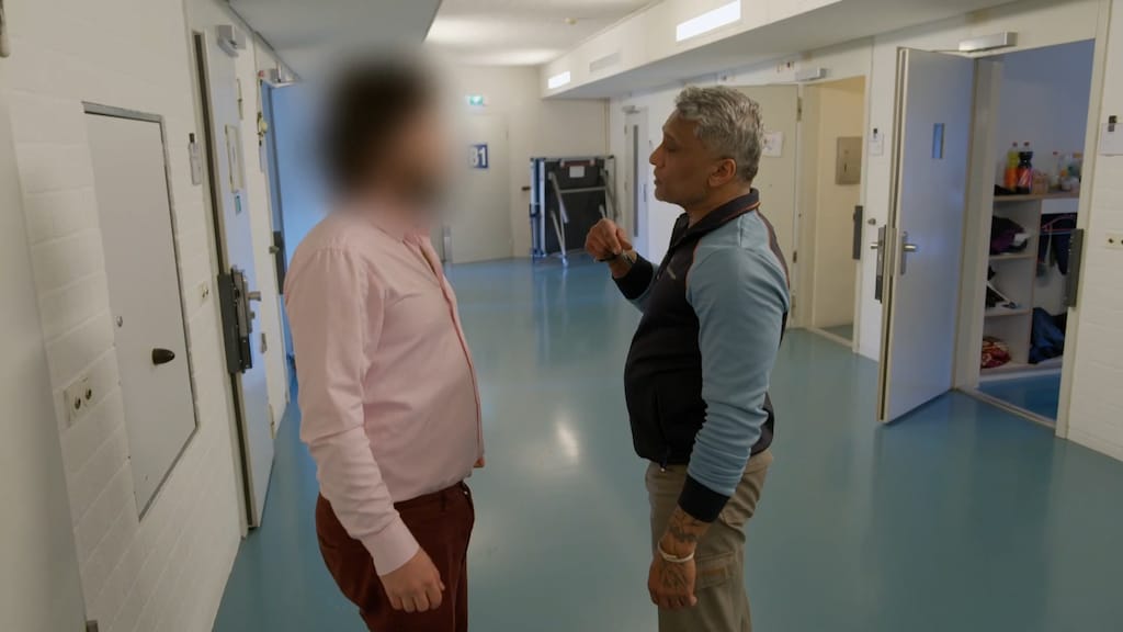 'Hoe kun je een moordenaar wondzorg geven?' Serie geeft uniek kijkje in Haagse gevangenis