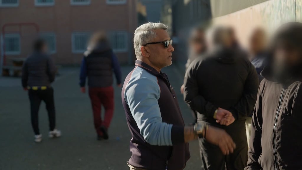 Frank in gesprek met gedetineerden op de luchtplaats.