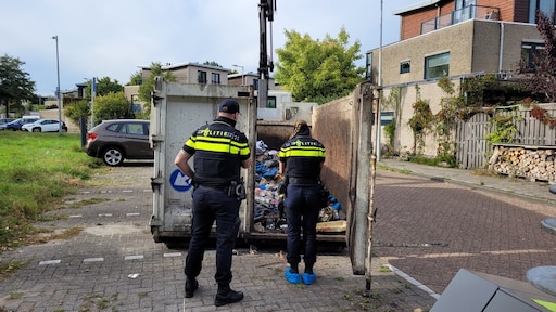 Lijklucht leidt tot vondst tientallen dode eenden in vuilcontainer Amsterdam
