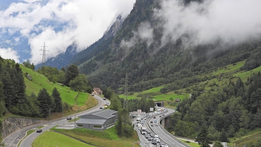Brit onder invloed negeert inhaalverbod Gotthardtunnel, boetes tot 13.000 euro