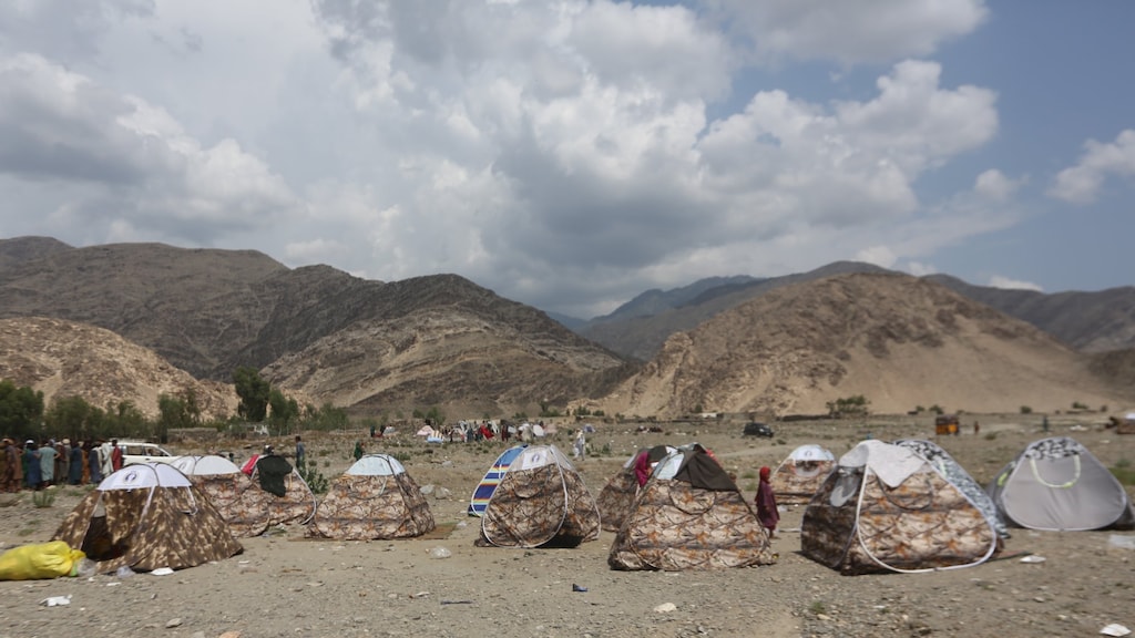 Afghanen die hun huis zijn verloren slapen in opgooitentjes