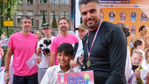 Amsterdamse wethouder haalt zwemdiploma tijdens wereldrecord watertrappelen