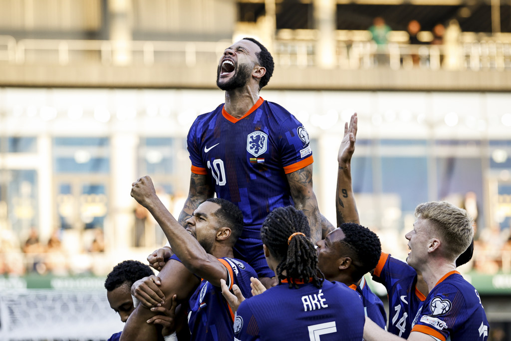 Depay scoort tegen Litouwen en is topscorer aller tijden van Oranje