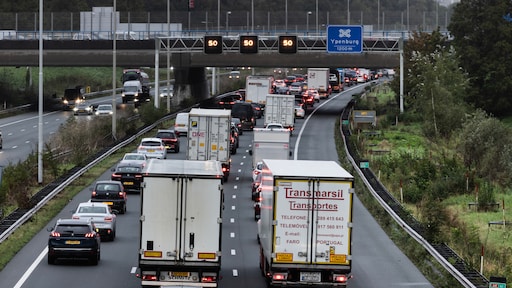 Ongelukken op de weg zorgen voor urenlange vertraging door het hele land