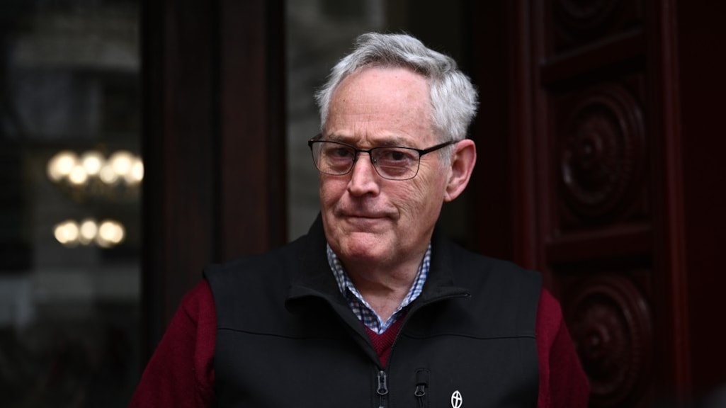 Ian Wilkinson, de enige overlevende van de giftige lunch, bij de rechtbank in Melbourne.