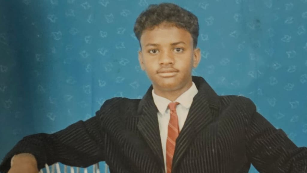 Abu kort voor zijn ontvoering, tijdens zijn tijd op de toneelschool.