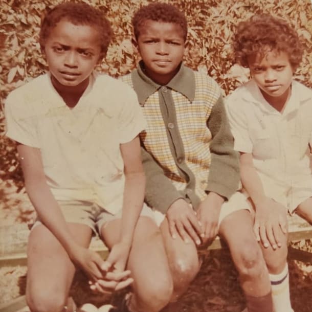 Abu (rechts) met twee klasgenoten van de basisschool.