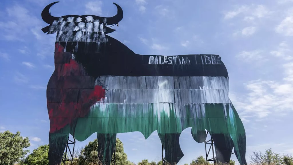 Een karakteristieke Spaanse stier, waarvan er tientallen langs Spaanse snelwegen staan, overgeschilderd in Palestijnse kleuren.