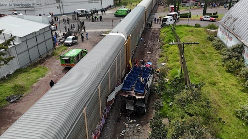 Trein ramt dubbeldekkerbus in Mexico, zeker 10 doden en tientallen gewonden