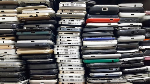 Miljoenen oude telefoons in de la: het goud erin is al 35 miljoen waard