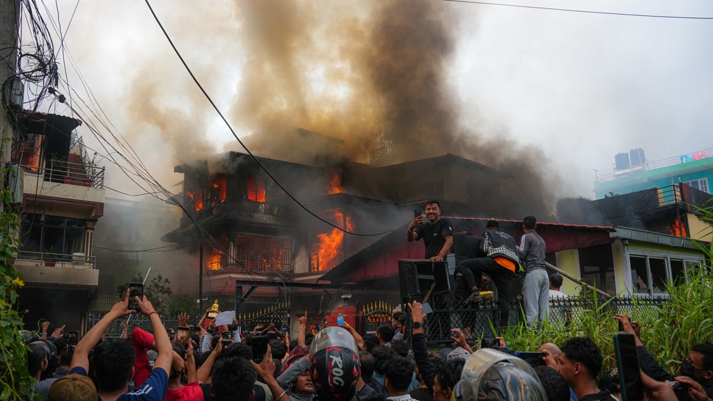 Het huis van de gisteren opgestapte premier van het land is in brand gestoken.