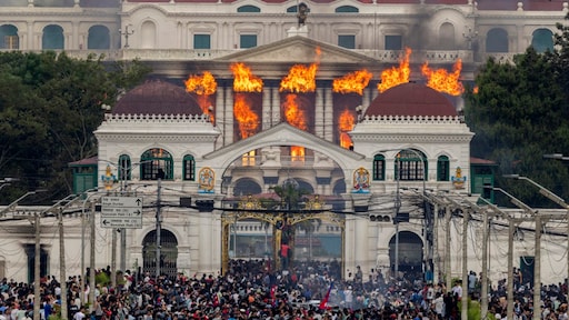 Dag vol chaos in Nepal: regeringsgebouwen en huizen politici in brand gestoken