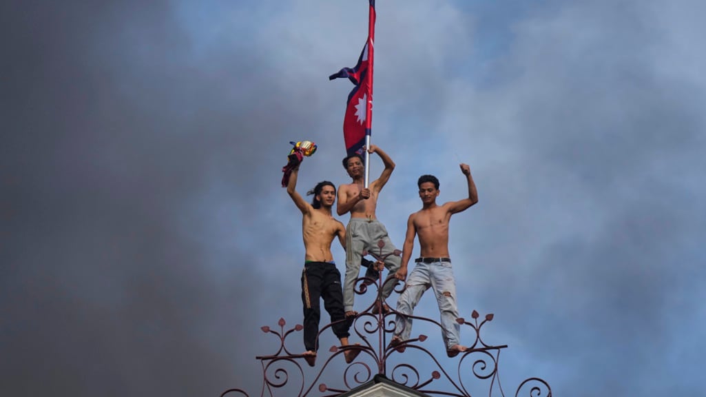 Demonstranten beklommen de Singha Durbar, een belangrijk regeringsgebouw in Nepal.