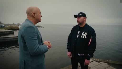 Dennis emotioneel bij hereniging met dochters in Ontvoerd: 'Papa komt snel weer'