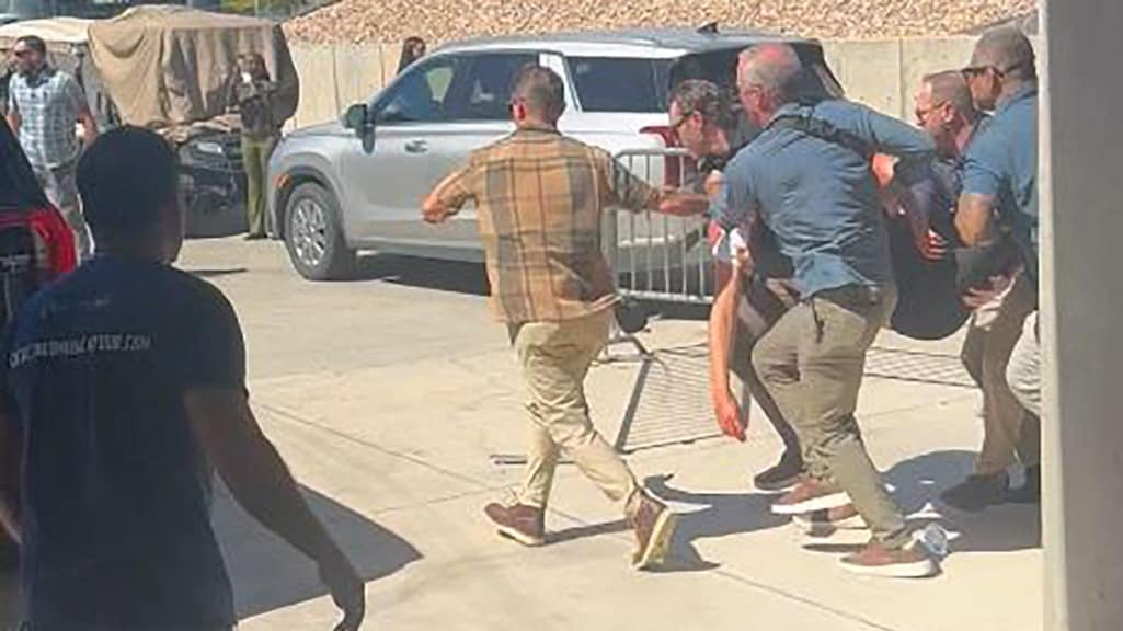 Kirk werd naar het ziekenhuis gebracht, maar overleefde de schotwond niet.