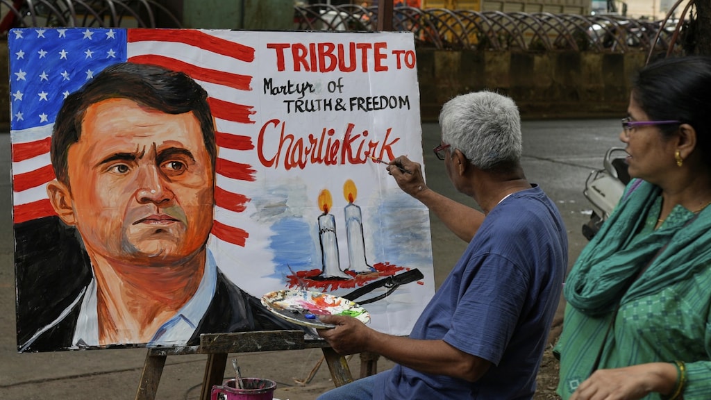 Een man in India brengt een eerbetoon aan Charlie Kirk.