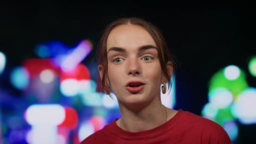 Stapavond Anouk eindigt in ziekenhuis na scooterongeluk in Proppers in Albu